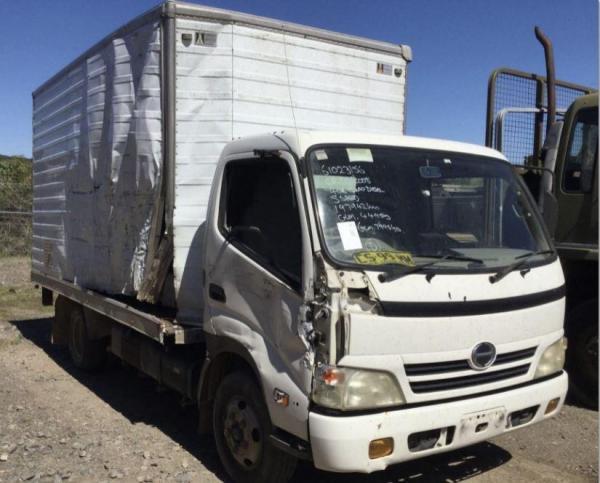 Hino 300 616 XZU-417R NO4C-TV Engine - Wrecking V3949