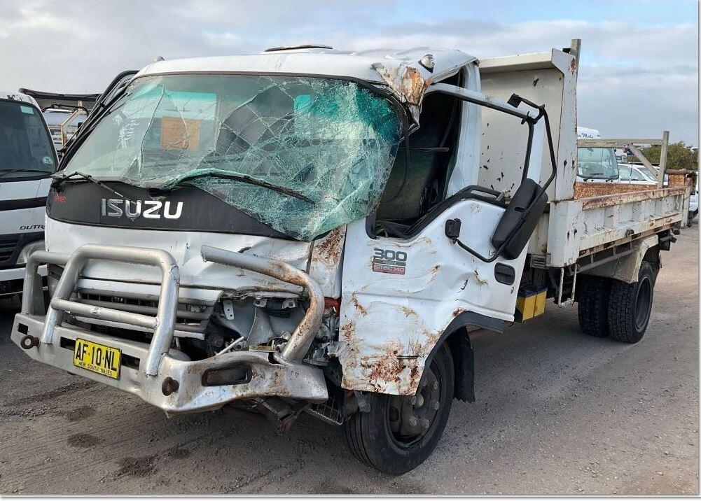 Isuzu NPR 300 NPR-70 Tipper 4HE1-XN Engine - Wrecking V4078