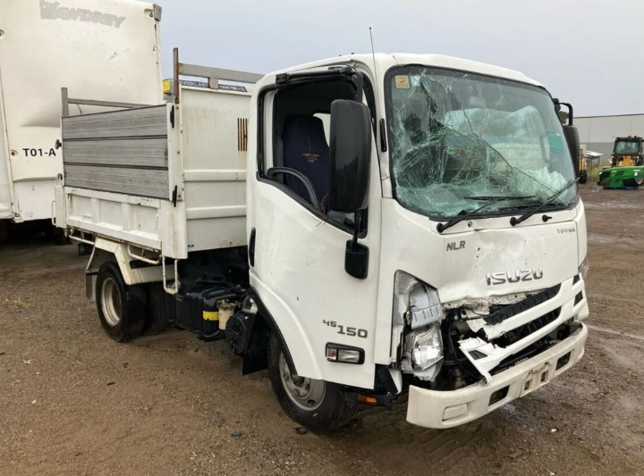 Isuzu NMR Tipper V4206