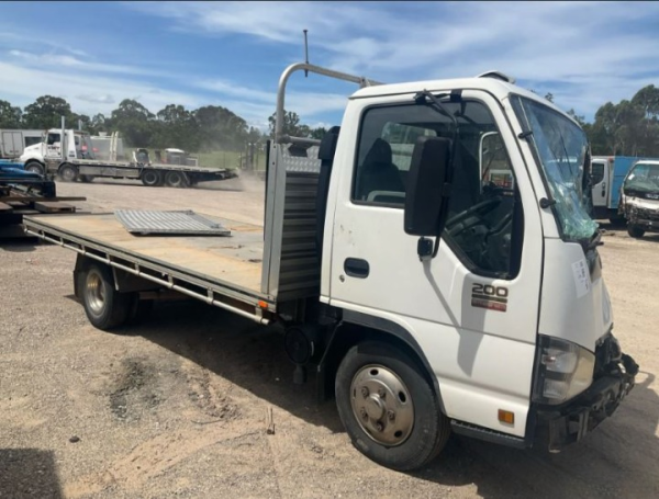 Wrecking Isuzu 200 NKR-77 V4368