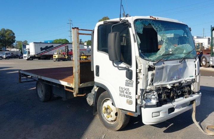 Wrecking Isuzu NQR V4371