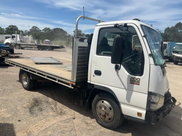 Wrecking Isuzu NKR 200 V4375