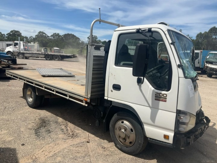 Wrecking Isuzu NKR 200 V4375