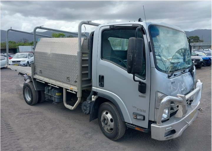 Wrecking Isuzu NPR V4377