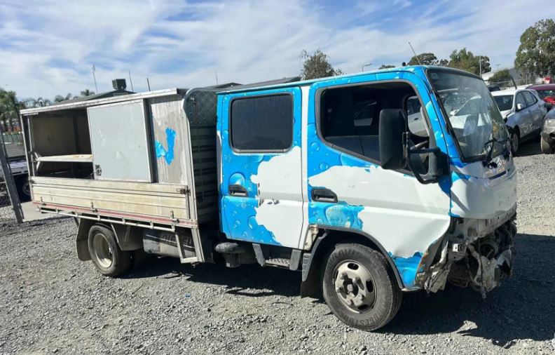 V4393 Canter 515 Dual Cab