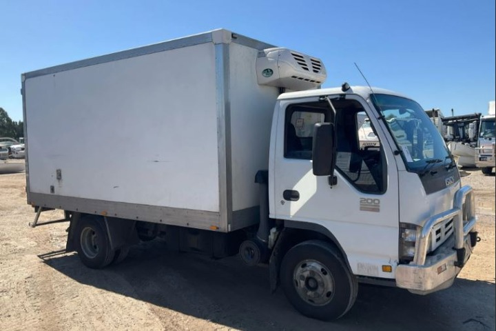 V4414 NPR200 Fridge Van