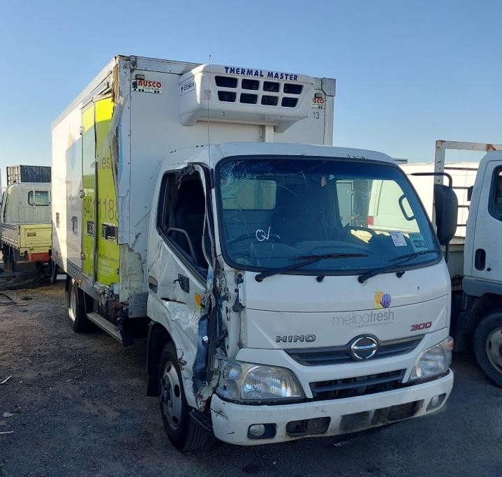 Hino 300 616 Wrecking V4437