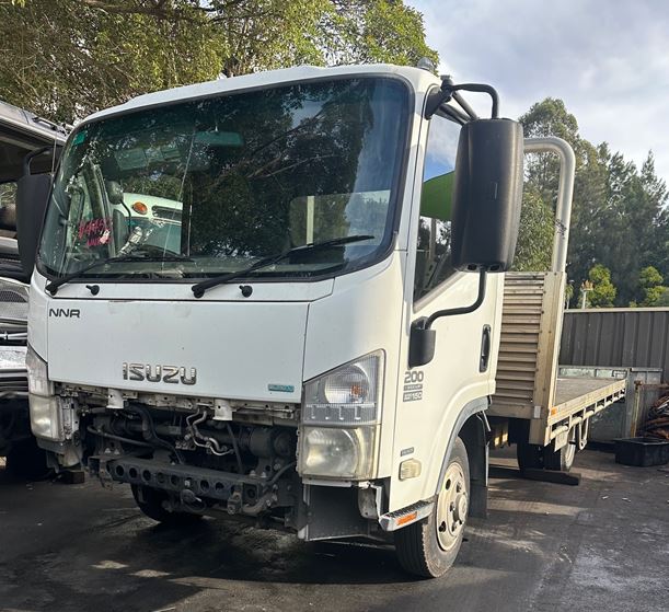 Wrecking Isuzu NNR V4452