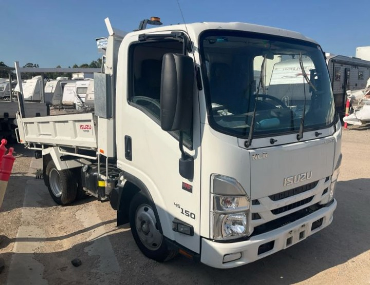 Wrecking Isuzu NLR 45-150 Tipper V4457