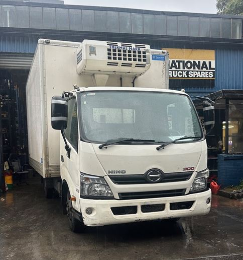 Wrecking Hino 300 616 V4471
