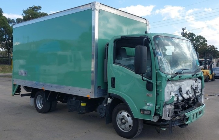 Isuzu NNR Van V4566